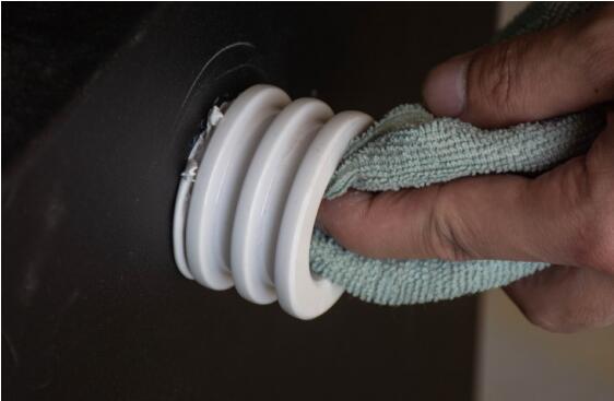 放回并擦凈絕緣子 放回并擦凈絕緣子